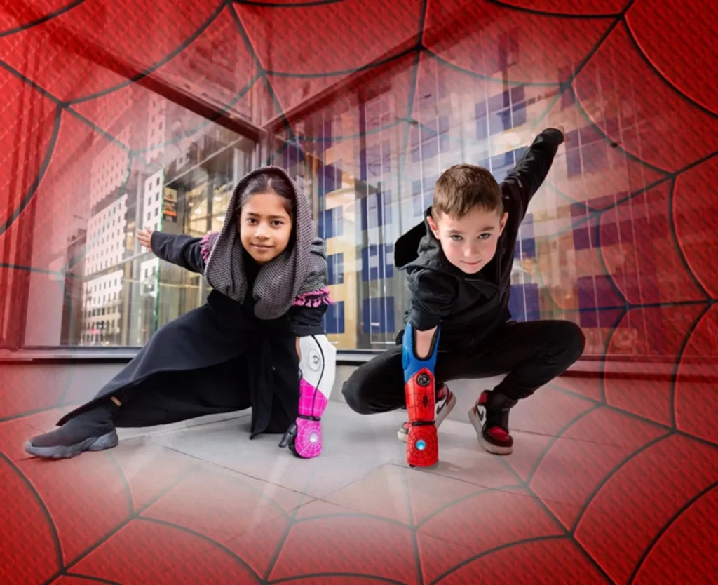Safiyyah et Kaden sont les premiers Superkids à porter les prothèses Open Bionics officielles aux couleurs de Spider-Man (Gwen Stacy et Peter Parker)
