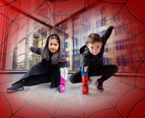 Safiyyah et Kaden sont les premiers Superkids à porter les prothèses Open Bionics officielles aux couleurs de Spider-Man (Gwen Stacy et Peter Parker)