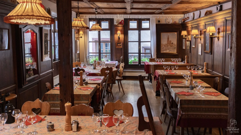 Salle traditionnelle de la winstub Chez Yvonne à Strasbourg, adresse emblématique de la choucroute alsacienne
