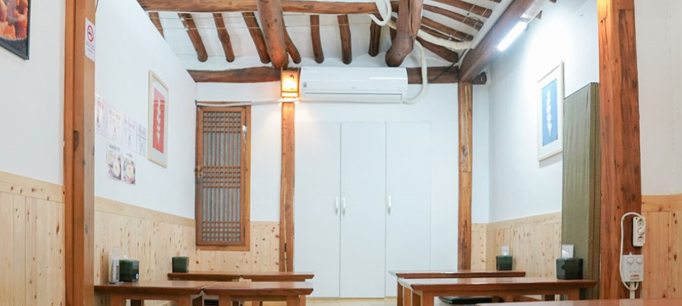 Intérieur traditionnel du restaurant Gaeseong Mandu Koong à Séoul, connu pour ses mandu et son kimchi maison