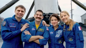 Sophie Adenot, astronaute française de l’ESA, avec l’équipage Crew 12 devant un booster SpaceX dans le cadre de l’exploration spatiale européenne.