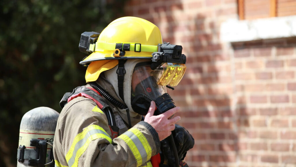 Pompier équipé d'un système de vision thermique améliorant la détection incendie lors des interventions.