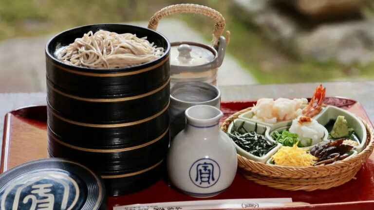Nouilles soba japonaises à base de sarrasin, spécialité emblématique de la cuisine japonaise.