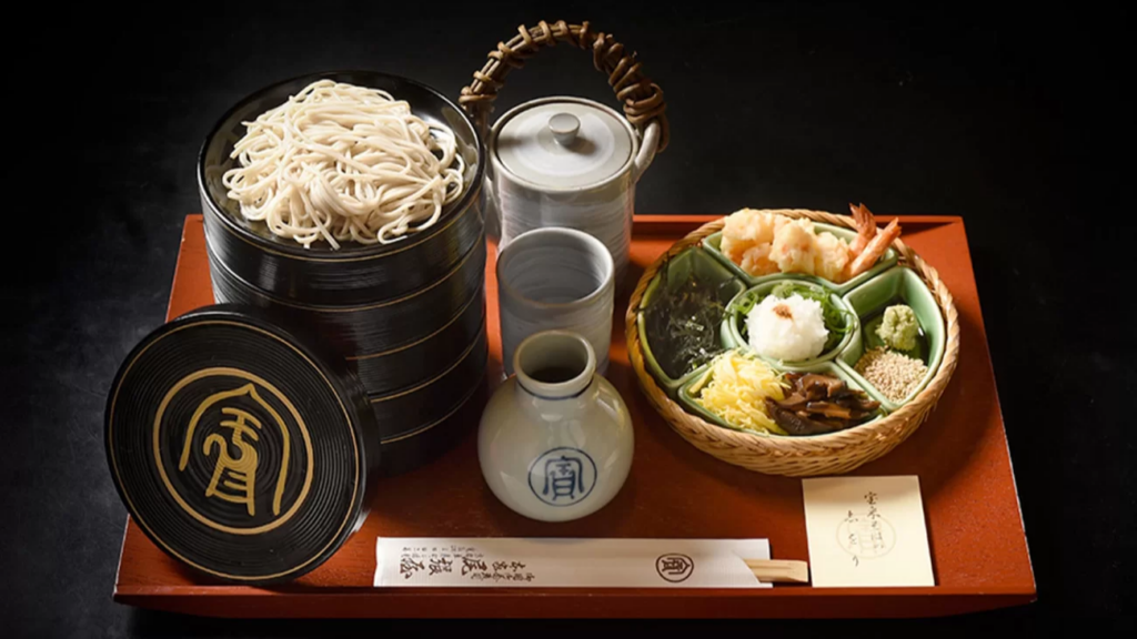 Nouilles soba japonaises à base de sarrasin, spécialité emblématique de la cuisine japonaise.