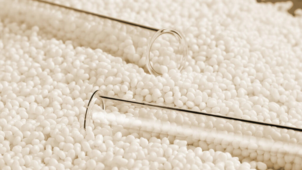 Les granulés de bioplastique PHA, issus de déchets organiques, constituent une alternative durable aux plastiques d'origine fossile.