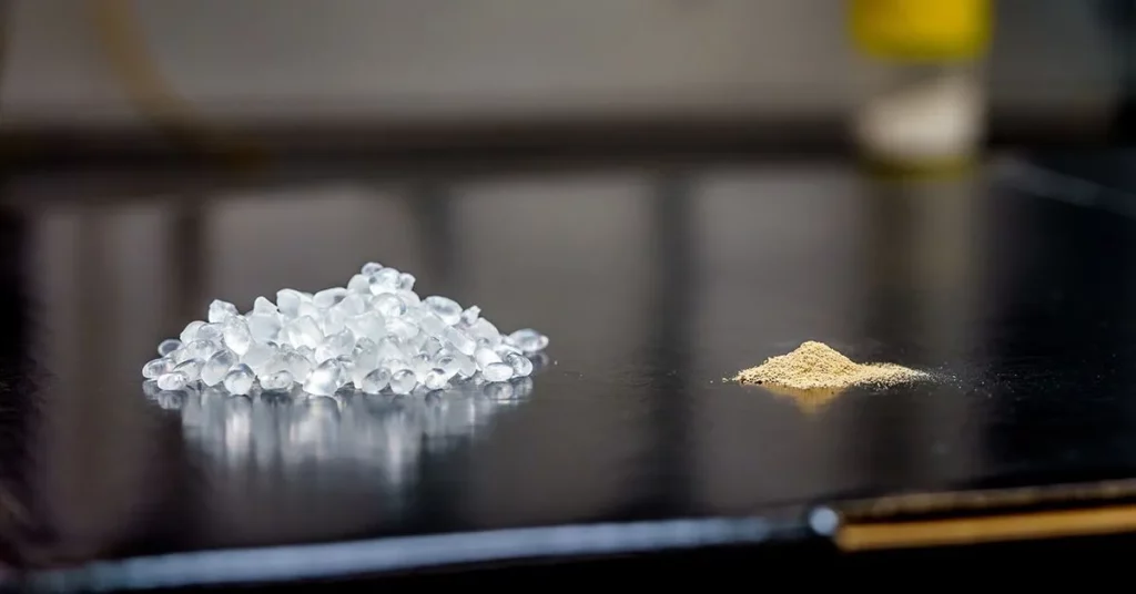 Granulés de bioplastique blancs utilisés pour la fabrication de produits en plastique biodégradables et d'origine biologique.