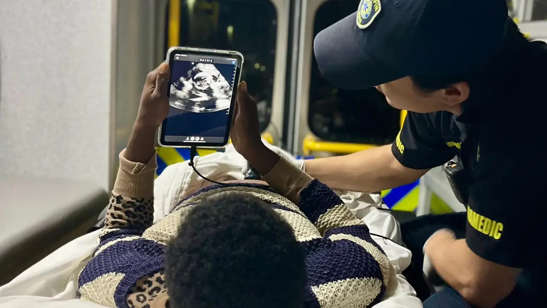 Échographe portable Butterfly Network utilisé en situation d’urgence, dispositif medtech pour diagnostic pédiatrique